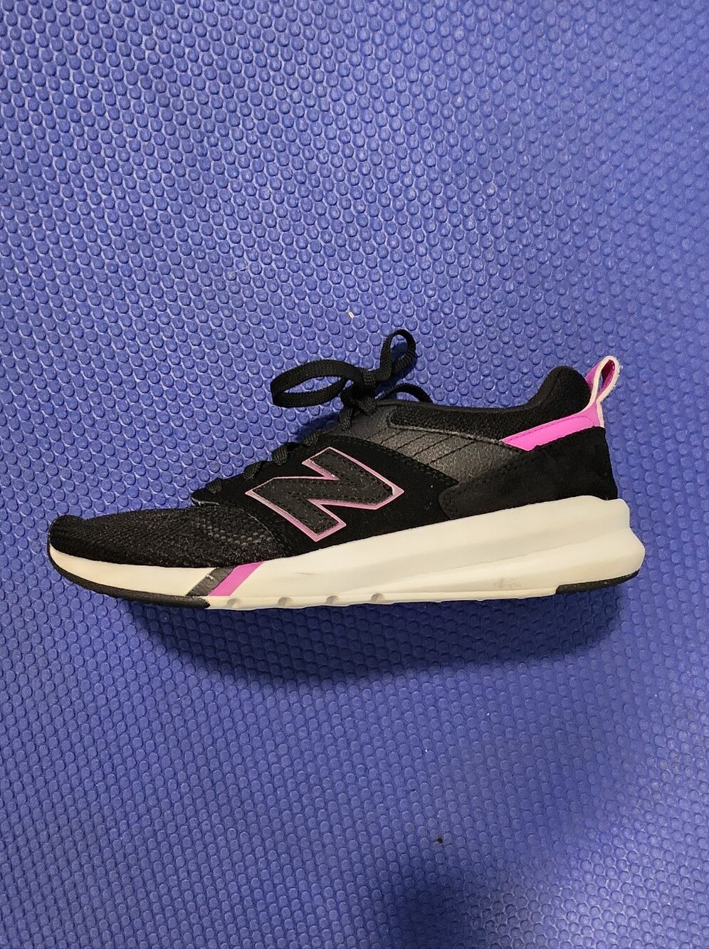 New Balance Fresh Foam Roav V1 Black with Pink Accents 8.5